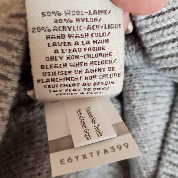 UGG chevron knit hat with yarn pom pom - Picture 4 of 6